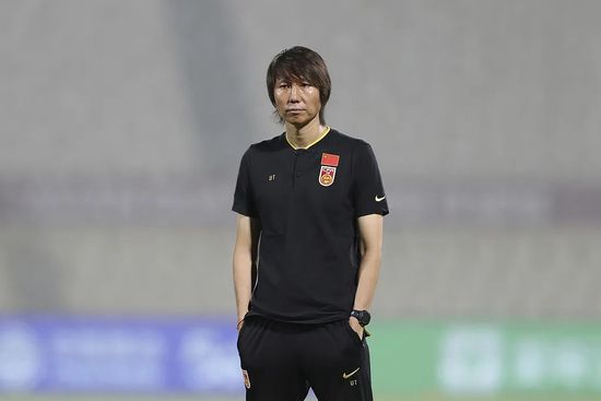 马丁·斯科塞斯全新力作《花月杀手》发布新剧照，两位主角莱昂纳多·迪卡普里奥与罗伯特·德尼罗手持球杆站在球台前神情严肃，德尼罗似乎在酝酿着什么，而莱昂纳多则显得有些进退两难